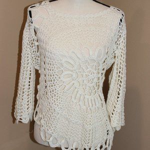 "ROZ & ALI" CREAM CROCHET ASYMMETRICAL TOP SZ L